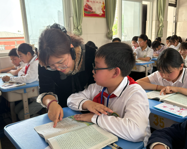 师德师风建设提升专业还活跃把信息技能用在讲堂上