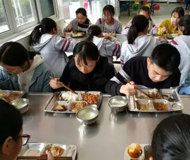 监管平台推进互联网明厨亮灶建设学校食堂实现AI预警和全程溯源